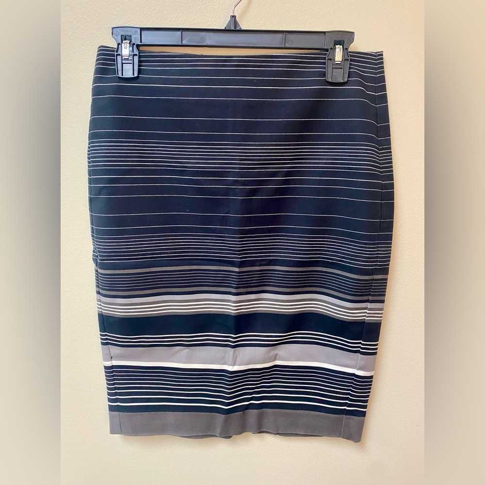 Banana Republic Mini Skirt Black White Grey Stripes Size 0. EUC